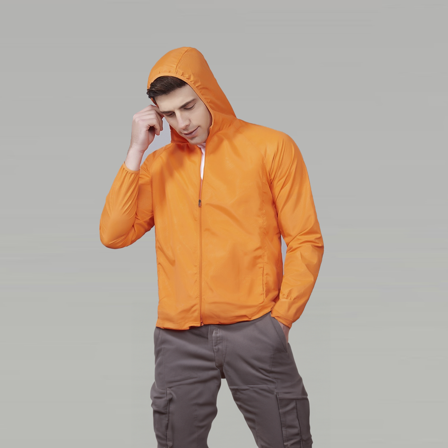 メンズ防水ウィンドブレーカー UVプロテクション 通気性 折りたたみ調整フード アウトドア向け 高機能 防風 快適 軽量設計 男性用 機能性抜群